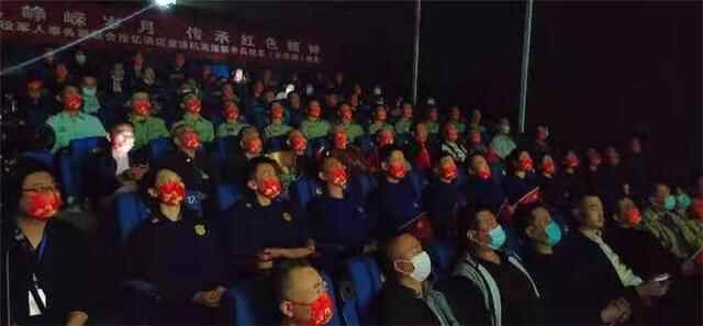 潍坊市奎文区组织部分老兵和现役军人共同观影《长津湖》