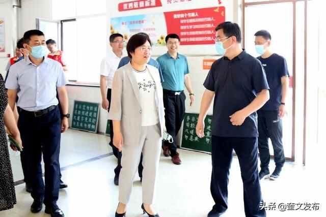 “五为”文明实践志愿服务——心系下一代·爱心桌椅捐赠活动在奎文区潍州路小学举行