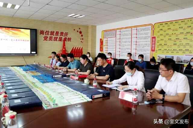 “五为”文明实践志愿服务——心系下一代·爱心桌椅捐赠活动在奎文区潍州路小学举行