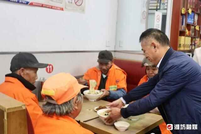 前有“**哥”，今添大碗面！环卫工人专属福利，青州免费派送七年
