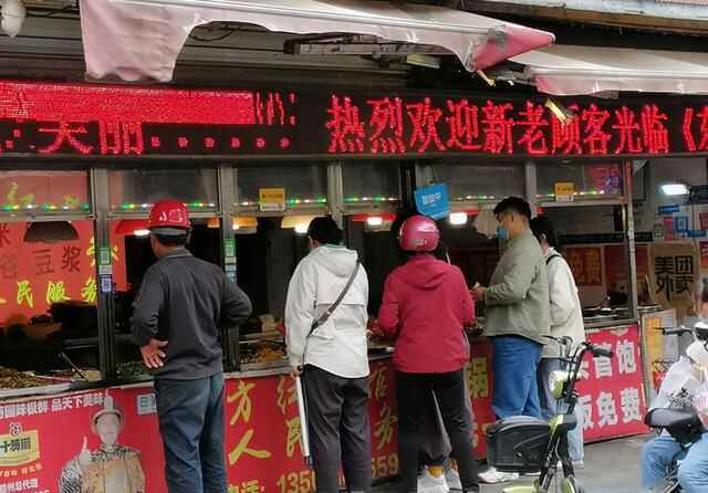 滕州奎文市场快餐摊，荤素有30多种，10块钱吃撑，出摊围满人