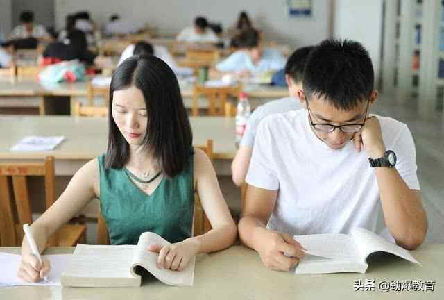 济宁学院学霸情侣，398和401分，考上中国地质大学研究生