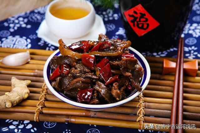 济宁嘉祥梨杭村家常酸豆角炒鸡杂：味蕾芳香是一种亲切的家乡情节