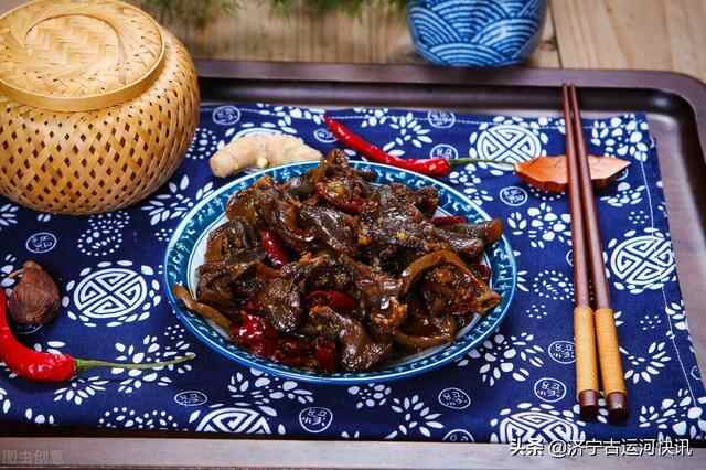 济宁嘉祥梨杭村家常酸豆角炒鸡杂：味蕾芳香是一种亲切的家乡情节
