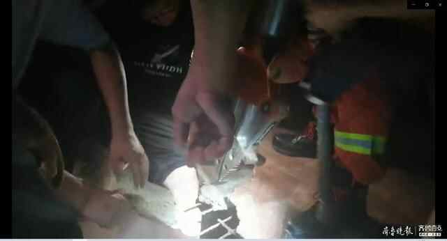 济宁一男子操场夜跑遭遇下水道“咬”腿，北湖消防破拆...