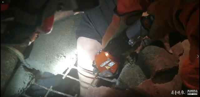 济宁一男子操场夜跑遭遇下水道“咬”腿，北湖消防破拆...