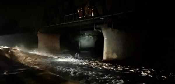 暴雨天男子连车带人被冲入河道 济宁消防员紧急救援