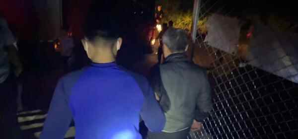 暴雨天男子连车带人被冲入河道 济宁消防员紧急救援