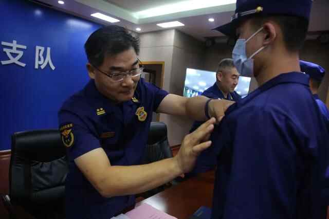 济宁支队举行全市政府专职消防员集体换装仪式