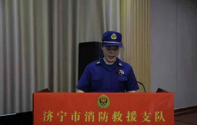 济宁支队举行全市政府专职消防员集体换装仪式