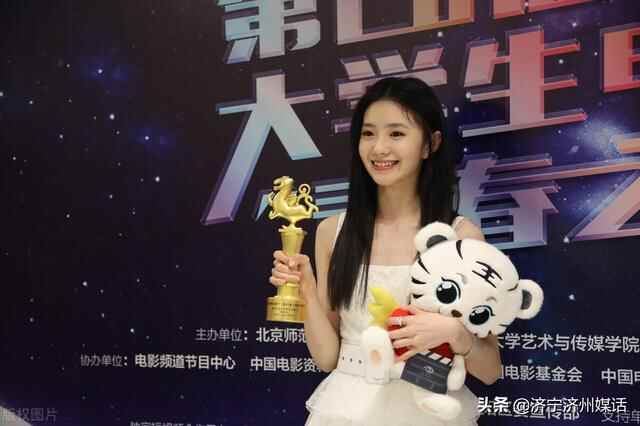 刘浩存初心有担当：回眸一笑百魅生，济宁摄影点评随笔札记撷英