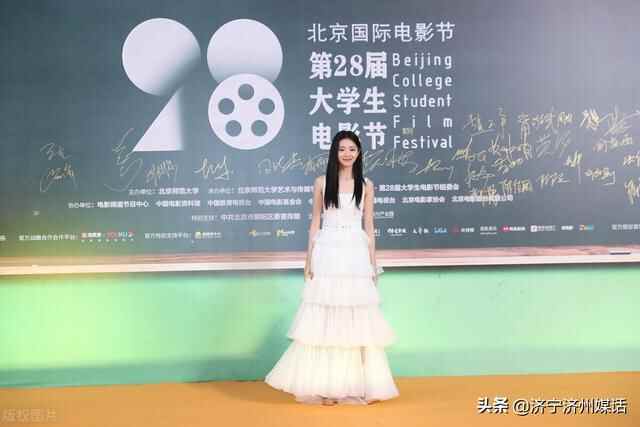 刘浩存初心有担当：回眸一笑百魅生，济宁摄影点评随笔札记撷英