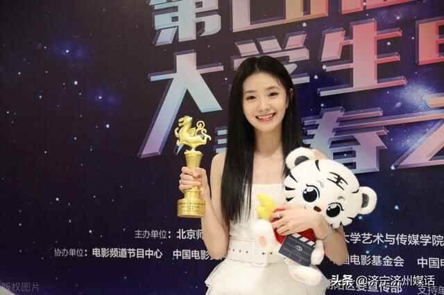 刘浩存初心有担当：回眸一笑百魅生，济宁摄影点评随笔札记撷英