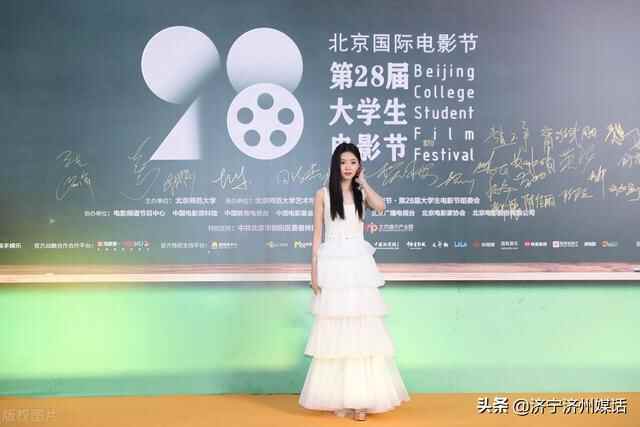 刘浩存初心有担当：回眸一笑百魅生，济宁摄影点评随笔札记撷英