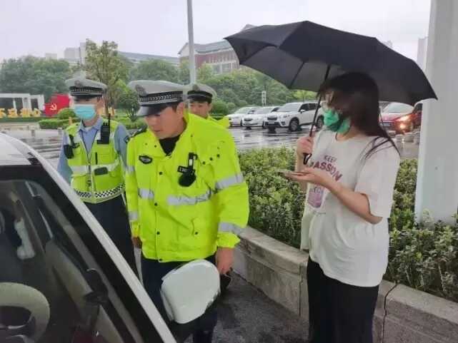 车辆雨中抛锚，民**合力推车
