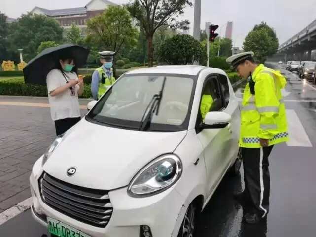 车辆雨中抛锚，民**合力推车