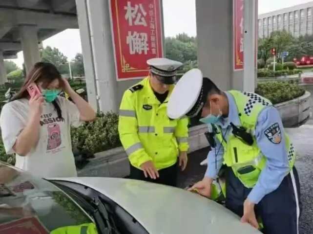 车辆雨中抛锚，民**合力推车
