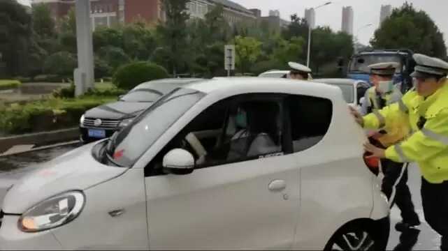 车辆雨中抛锚，民**合力推车