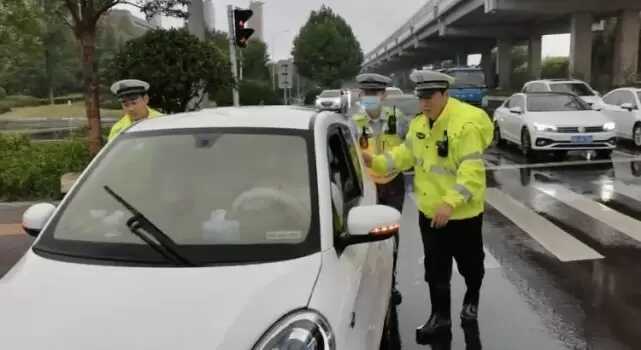车辆雨中抛锚，民**合力推车