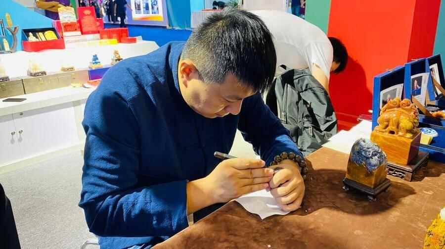 加入更多时尚元素，孔府印阁正让年轻人爱上篆刻文化