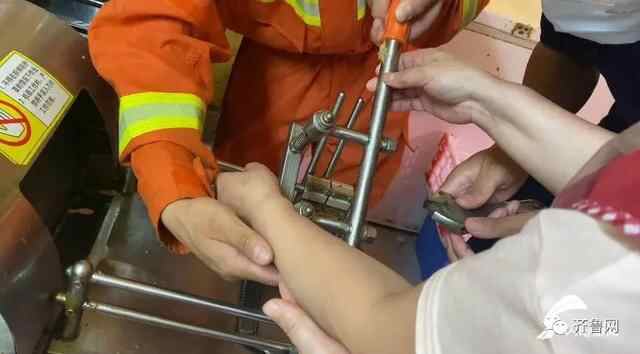 女子手臂被卡绞肉机 济宁消防紧急救援
