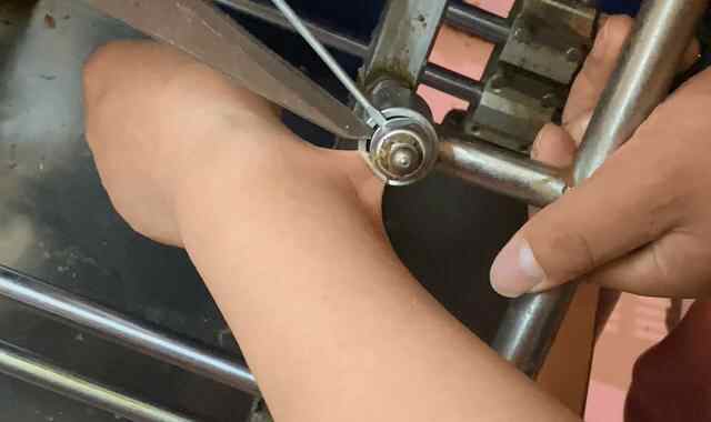 女子手臂被卡绞肉机 济宁消防员紧急救援
