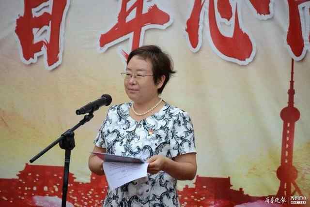 济宁市和平街小学迎209名新生，校长为家长上第一课