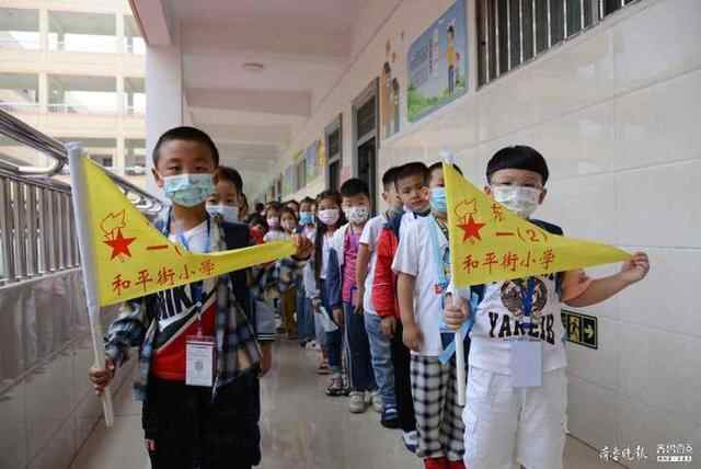 济宁市和平街小学迎209名新生，校长为家长上第一课