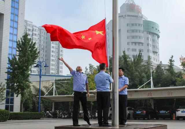 【国庆特辑】泗水县**举行升旗仪式 庆祝新中国成立七十二周年