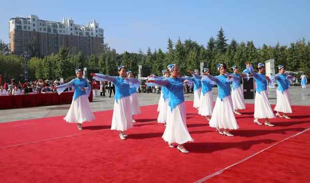 泗水县庆国庆全民健身广场舞活动——赵伟摄影、撰文