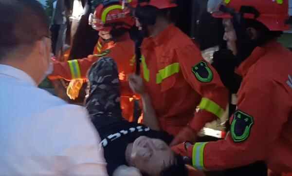 两车追尾司机被困 济宁消防员紧急救援