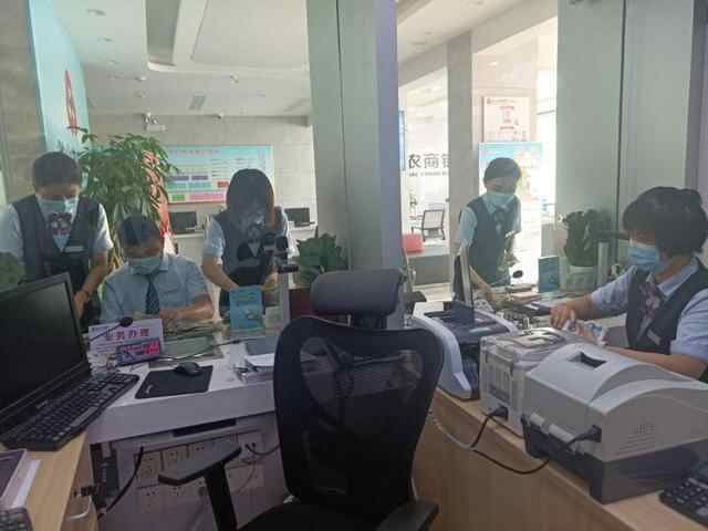 微山农商银行为民办实事：小服务彰显大情怀