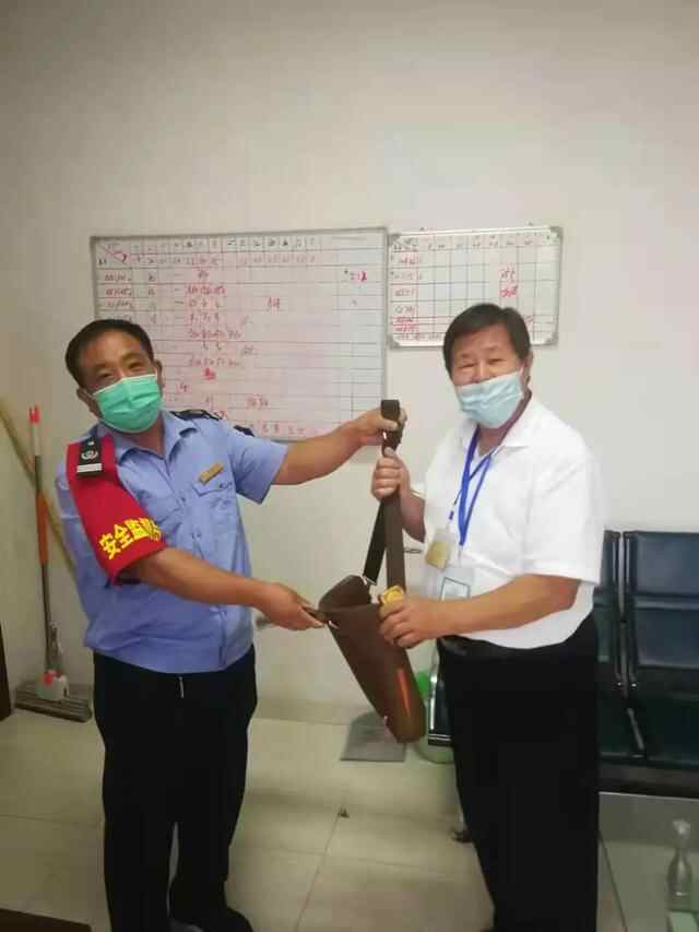 「公交正能量」“好司机”一天在车厢捡到了俩个包