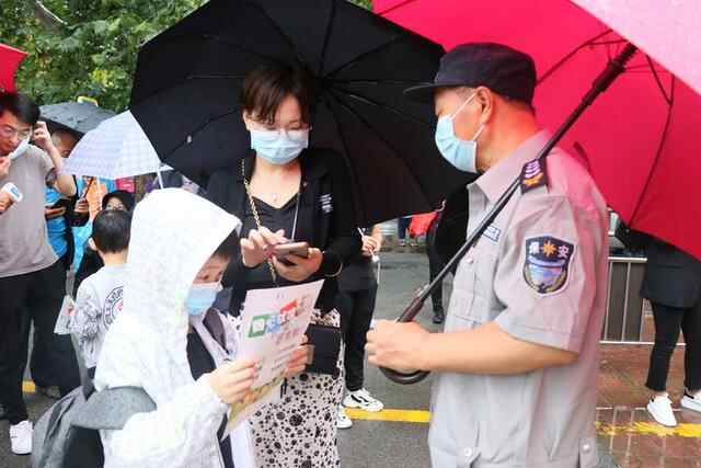 又是一年开学季，济宁“萌娃”雨中报到
