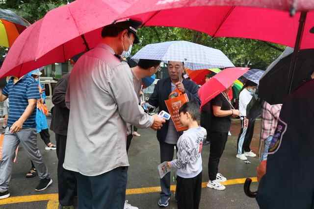 又是一年开学季，济宁“萌娃”雨中报到
