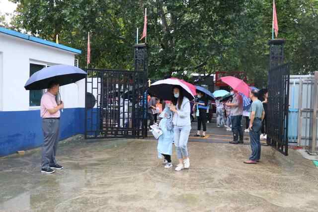 又是一年开学季，济宁“萌娃”雨中报到