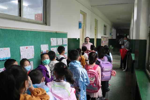 又是一年开学季，济宁“萌娃”雨中报到