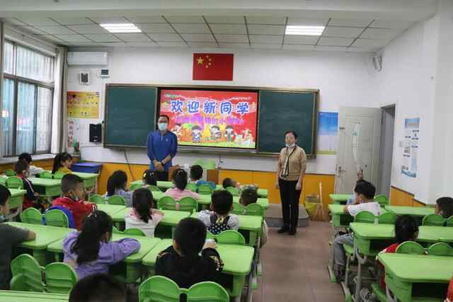 又是一年开学季，济宁“萌娃”雨中报到