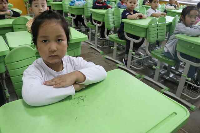 又是一年开学季，济宁“萌娃”雨中报到