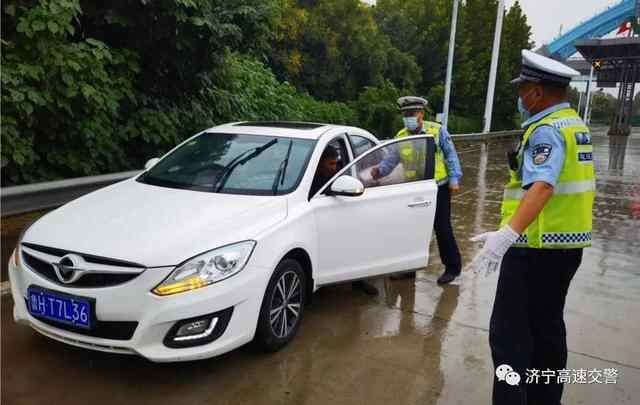 济宁高速交**做好雨天路面管控 确保道路安全畅通