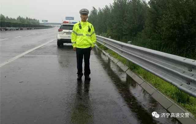 济宁高速交**做好雨天路面管控 确保道路安全畅通