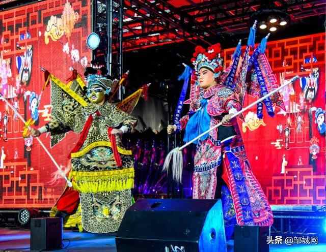 济宁：邹城的九山古村也太热闹了吧，养眼又怡情，满满的中国红