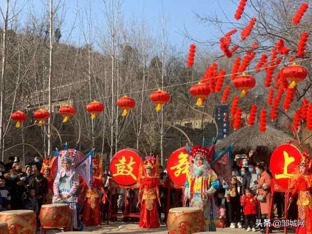 济宁：邹城的九山古村也太热闹了吧，养眼又怡情，满满的中国红