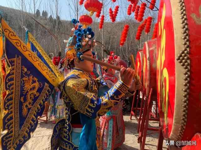 济宁：邹城的九山古村也太热闹了吧，养眼又怡情，满满的中国红