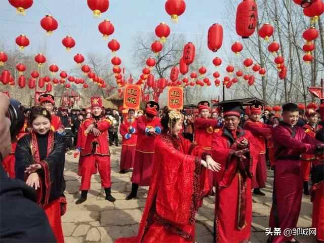 济宁：邹城的九山古村也太热闹了吧，养眼又怡情，满满的中国红