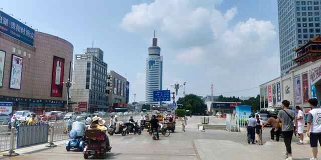 济宁太白路改造启动，造价不菲的石板遭到破坏，网友：...