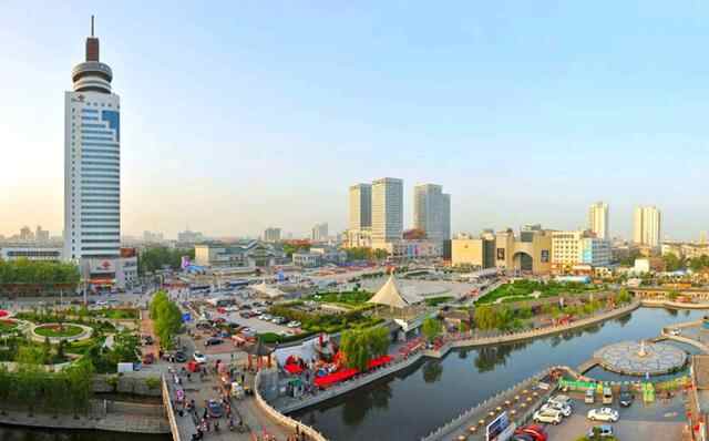 济宁太白路改造启动，造价不菲的石板遭到破坏，网友：...