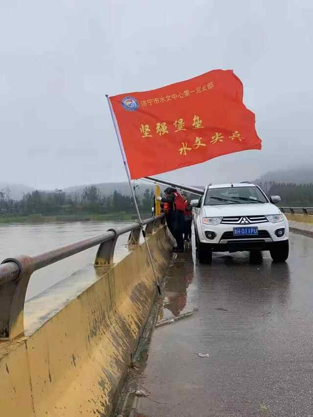 国庆坚守一线丨济宁“最美水文人”奋战在测流一线