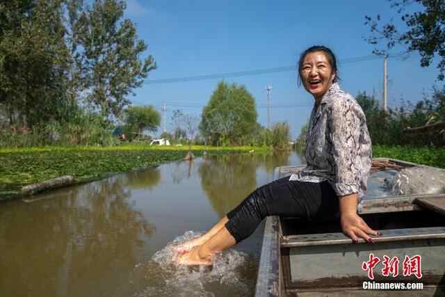 微山湖上的“渔家女”