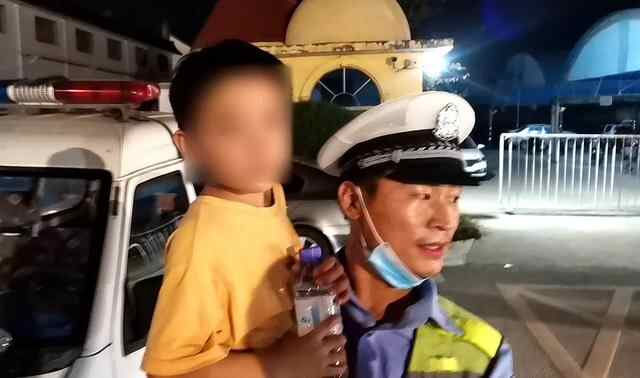 【祝福祖国 守护平安】兖州公安国庆暖心服务“不打烊”